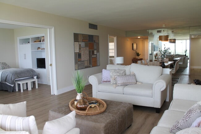 Photo - 3520 Oaks Way Unidad 607