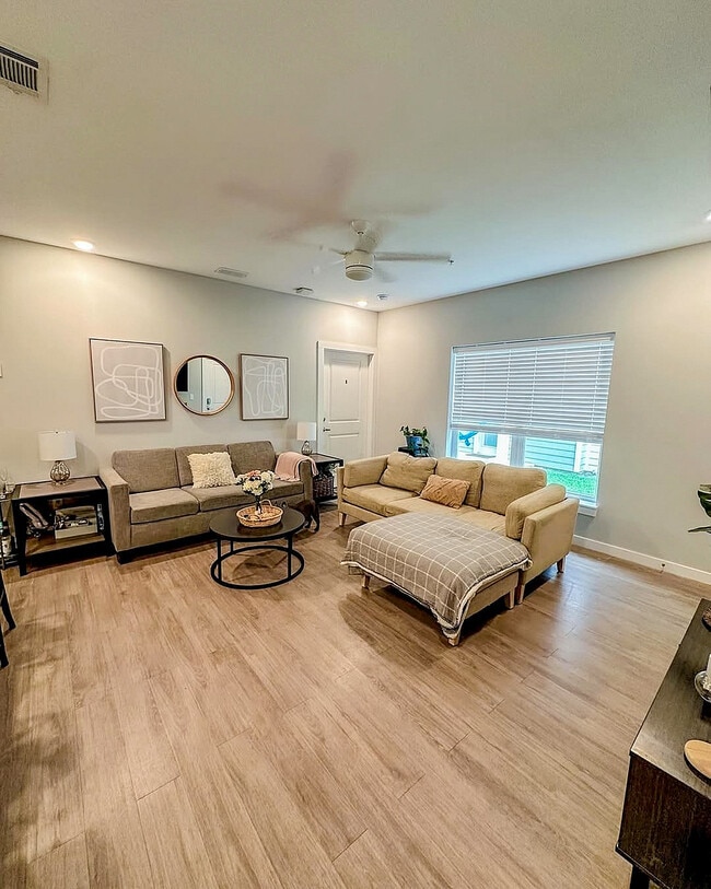 4x4 Living Room - College Vue on University