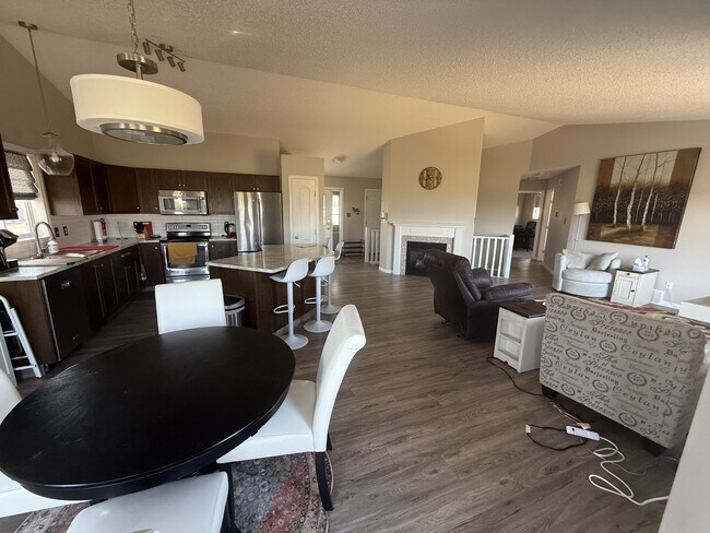 Photo - 4610-4662 62 Ave