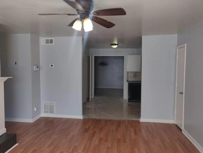 Photo - Immediate move -in. 

Housing vouchers accepted. Unidad A