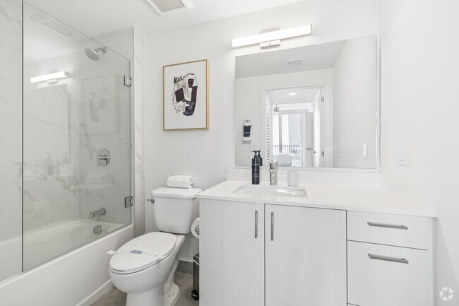 2BR, 2BA - 750SF - Bathroom