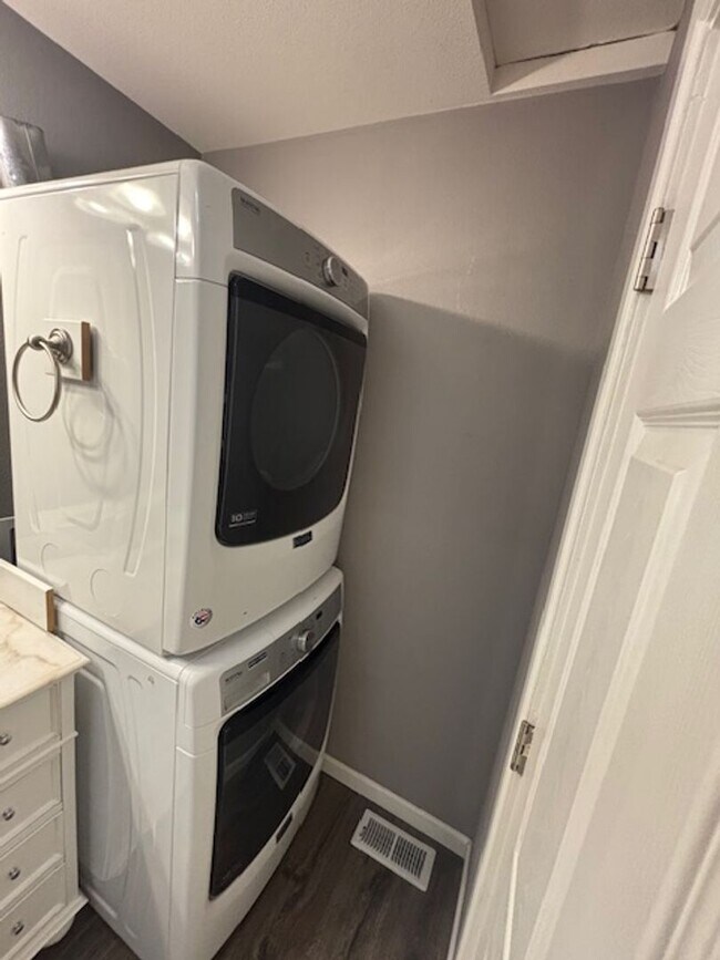 Photo - 1 Bedroom 1 Bath Apt. with huge garage in Newberg