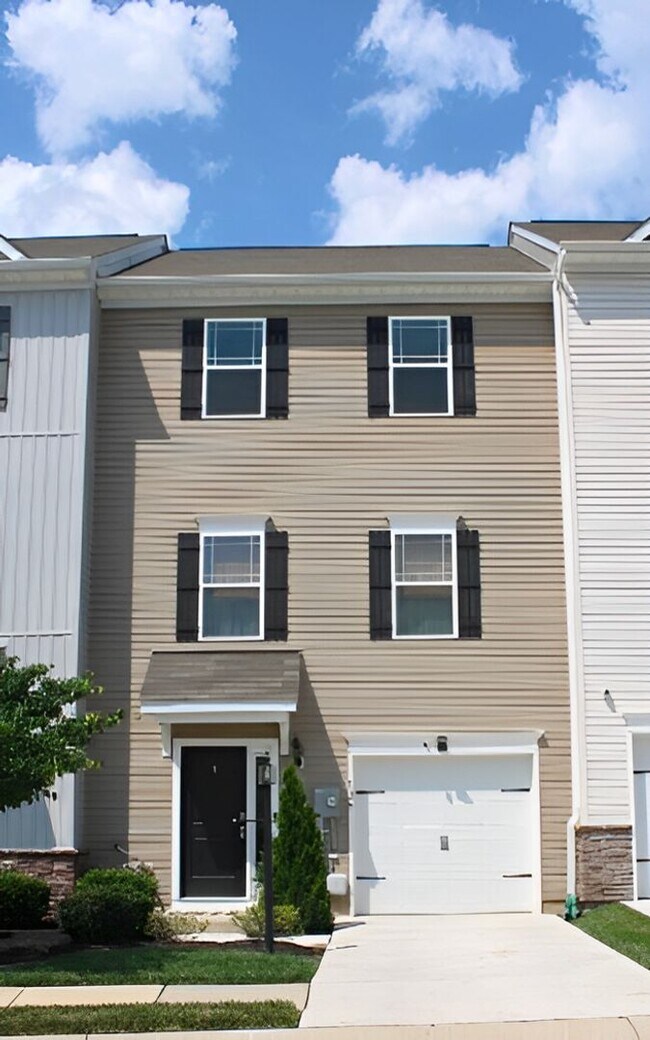 Building Photo - Townhouse