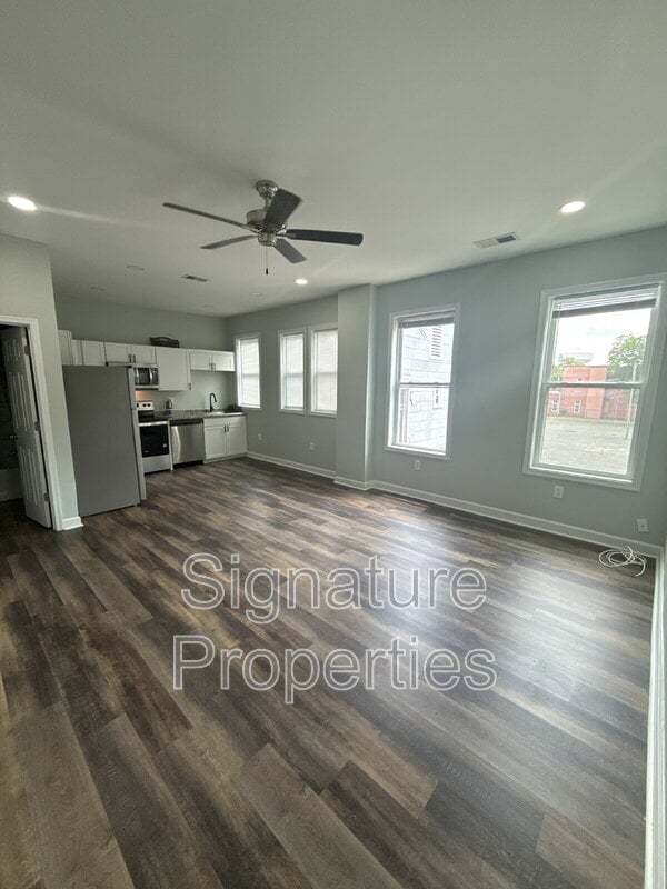 Building Photo - 2711 Detroit St Unit 4