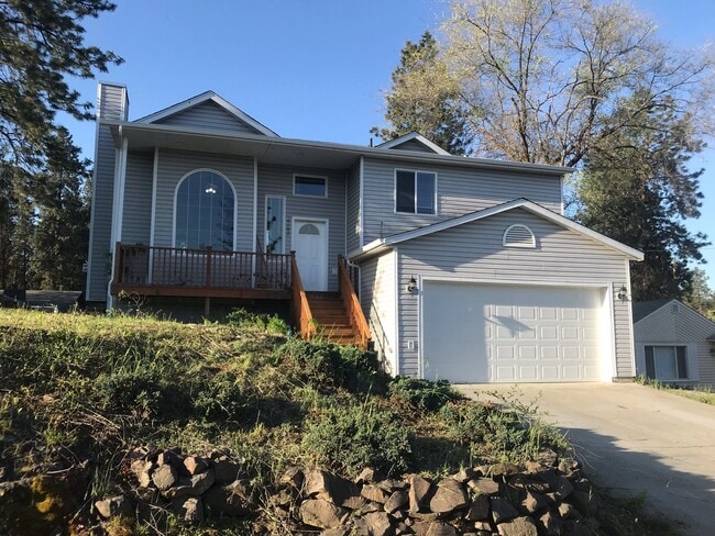 Building Photo - SPACIOUS 4BD/3BA SOUTH HILL HOME | 2-CAR GARAGE | FENCED YARD | W/D INCLUDED