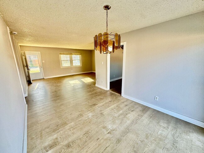 Photo - Spacious 3 Bedroom Townhouse for Rent