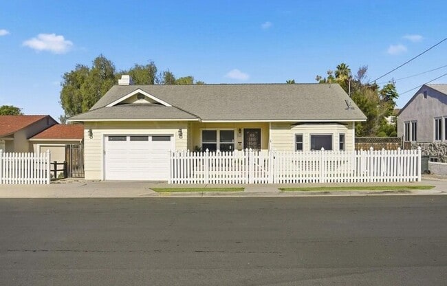 Building Photo - Charming 3BR Home with Bonus Room, Fireplace & Large Yard