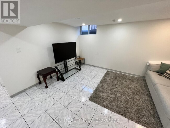 Photo - 5907 Ladyburn Crescent