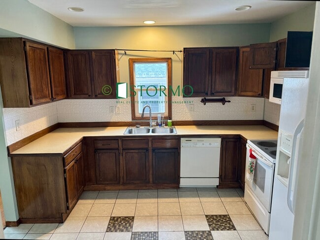 Photo - 626 Oak St NE