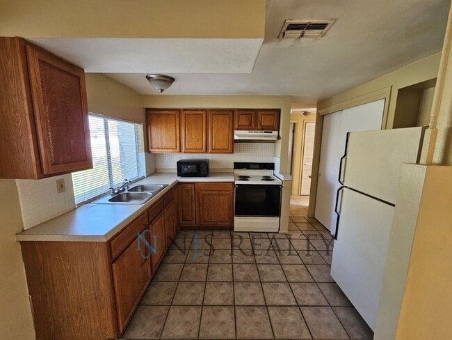 Photo - True 2/1.5/1 with FIREPLACE, fenced yard and all tile flooring throughout!