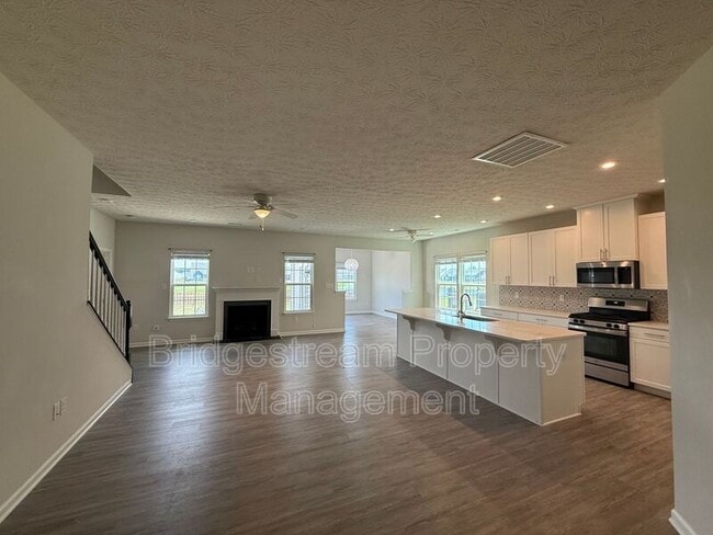Photo - 2194 Schmidt Dr W