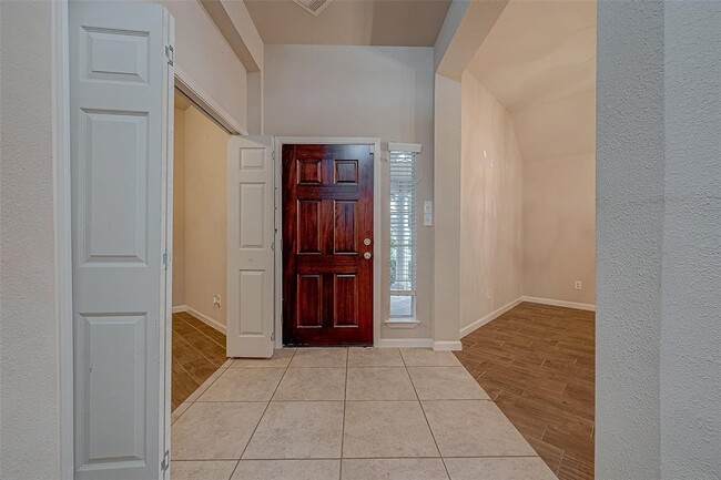 Photo - 722 Silver Creek Cir House