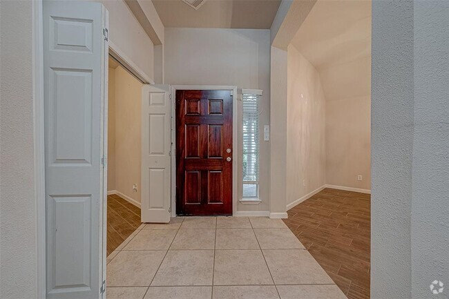 Building Photo - 722 Silver Creek Cir Rental