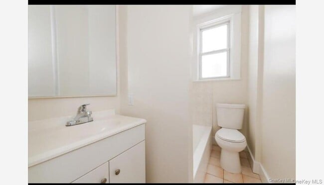 Photo - 959 Van Nest Ave Unidad 1