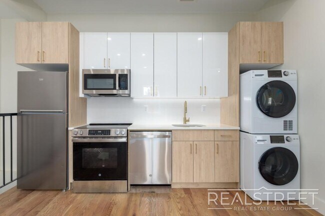 Photo - Spacious 5-Bedroom, 2-Bath Duplex in Prime... Unidad 1C