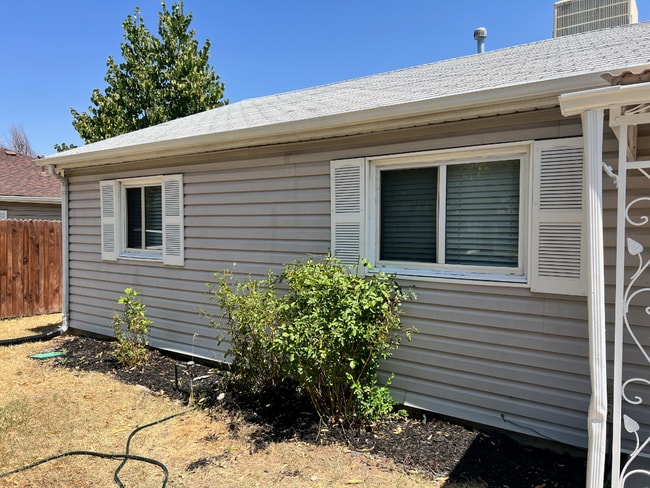 Photo - "Charming 3-Bed Retreat in Aurora!"