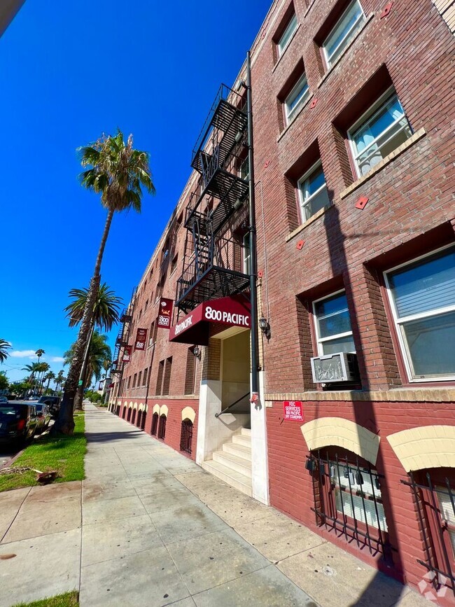 Building Photo - Charming Downtown Long Beach 1 Bedroom Condo