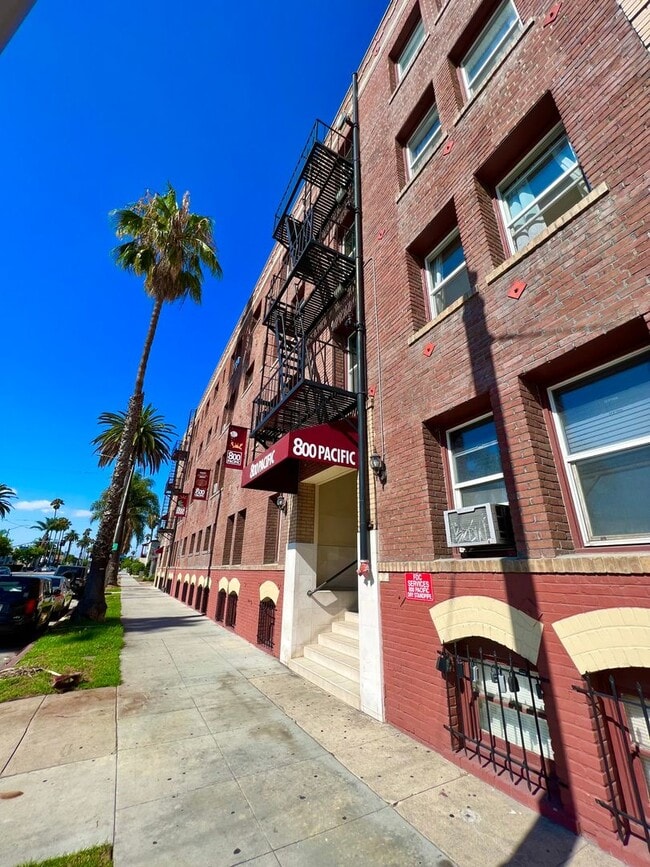 Building Photo - Charming Vintage 1-Bedroom Near Downtown L... Unit 209 Rental