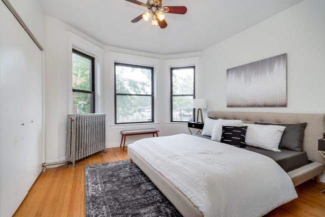 Building Photo - 6102 S Ingleside Ave Unit 1