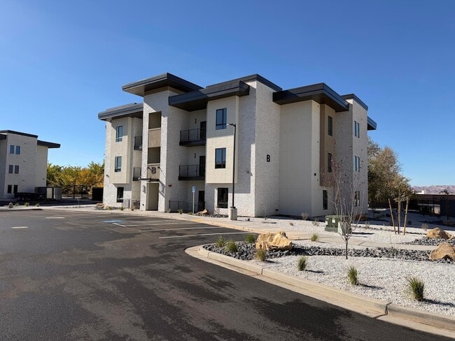 Building Photo - 983 W State St