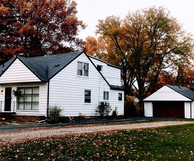 Building Photo - 3097 Lincolnview St Unit #2