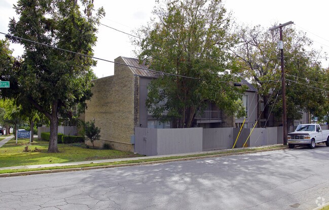 Alamo Heights - Alamo Heights Apartments
