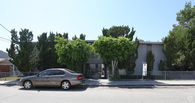 10237 Fernglen Ave