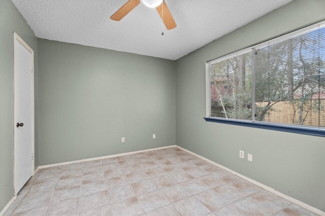 Building Photo - 6 S Pineplank Ct