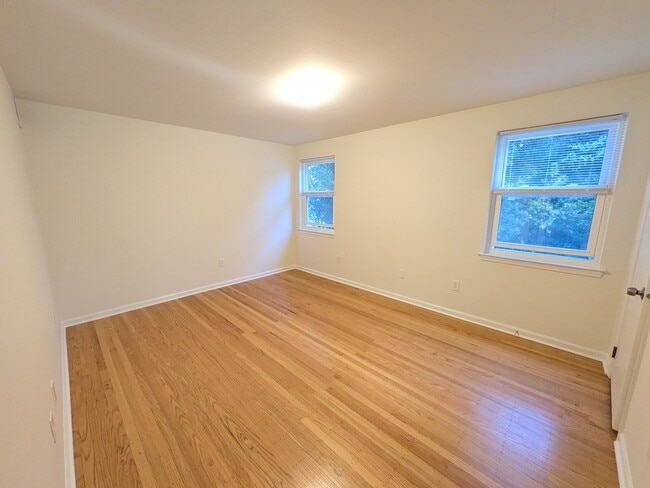 Building Photo - 12 Apel Ave Unit 12-B