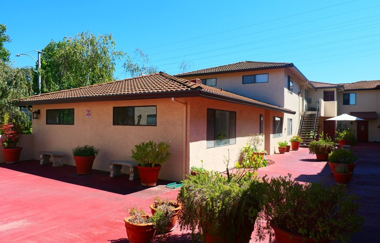 2 bed/2 bath Condo with new flooring, new ... - 2 bed/2 bath Condo with new flooring, new ...