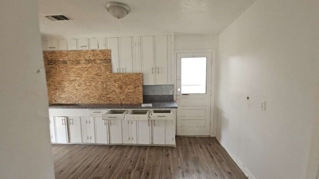 121 E Riverwood Dr