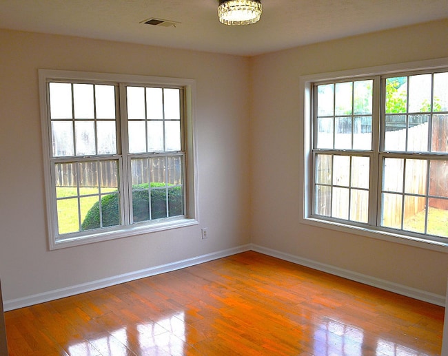 Photo - 282 Ellesmere Ct