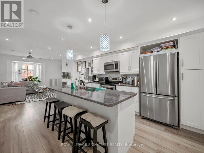 Photo - 2243 Dundas St W