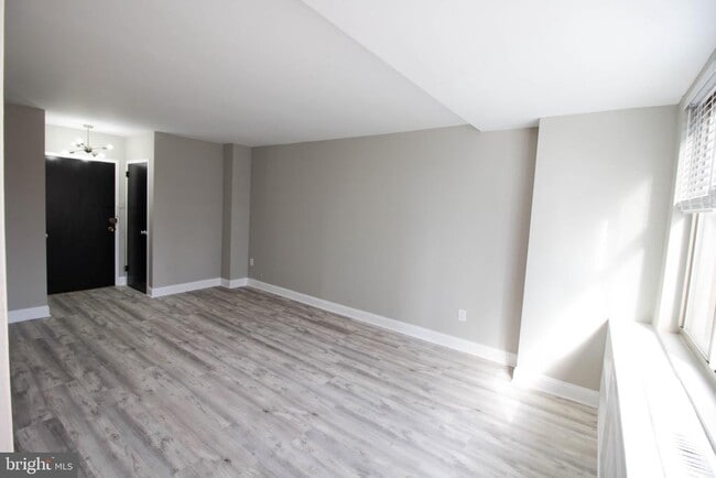 Building Photo - 1121 Arlington Blvd Unit 811