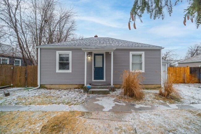 Building Photo - Updated 3 Bedroom Home with Fenced Yard
