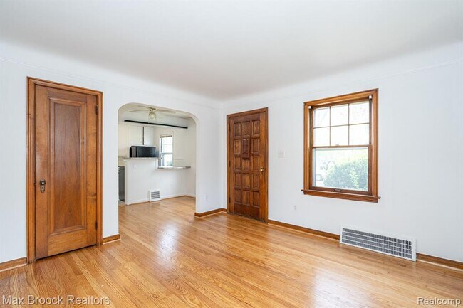 Photo - 1587 Leroy St