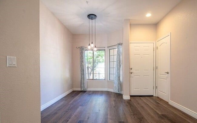 Photo - Gorgeous 2/2.5 condo for rent in Scottsdale.