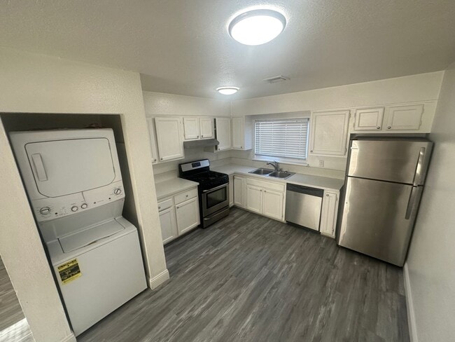 Photo - 3 BEDROOM 2 BATH, DOWNSTAIRS UNIT, NO CARPET, WITH WASHER AND DRYER, NEAR NELLIS AFB! Unit 6945 Mendon #2