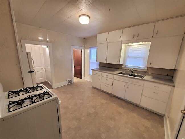 Photo - Cute 2 bedroom with garage & fence in back yard