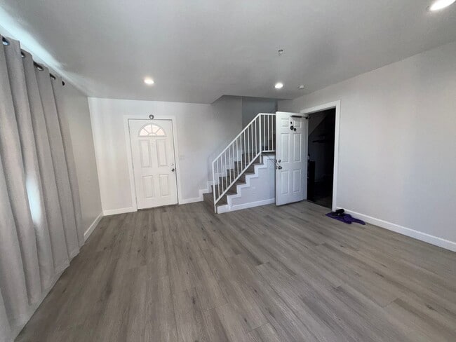 Newly Renovated 3 Bed / 2.5 Bath Apartment... - Newly Renovated 3 Bed / 2.5 Bath Apartment...