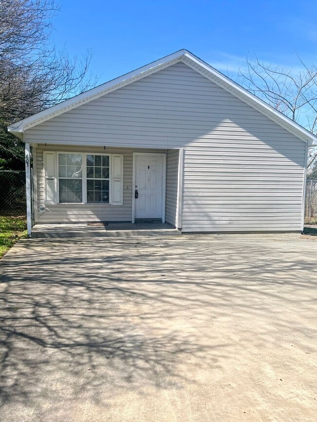 Building Photo - Cute Bungalow Convenient to Shopping & Restaurants!