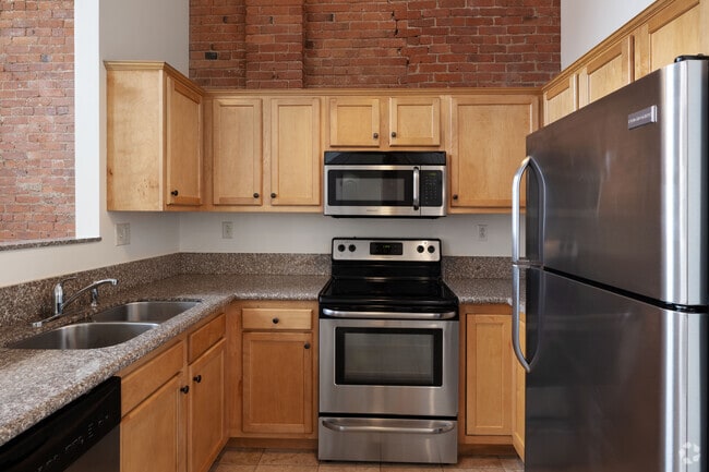 Studio, 1BA - 450SF
