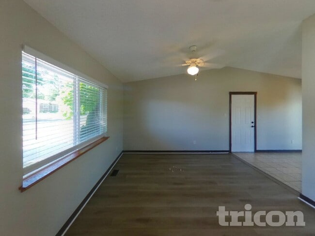 Photo - 7325 Woodstock St