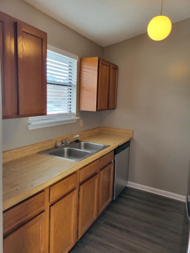 Photo - $1195 - 2/2 - Jefferson Square - Move in Special