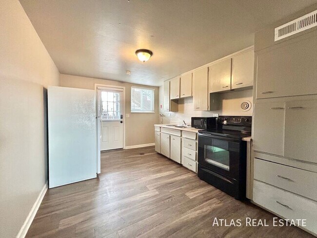 Building Photo - 5370 W 3rd Pl Unit 2