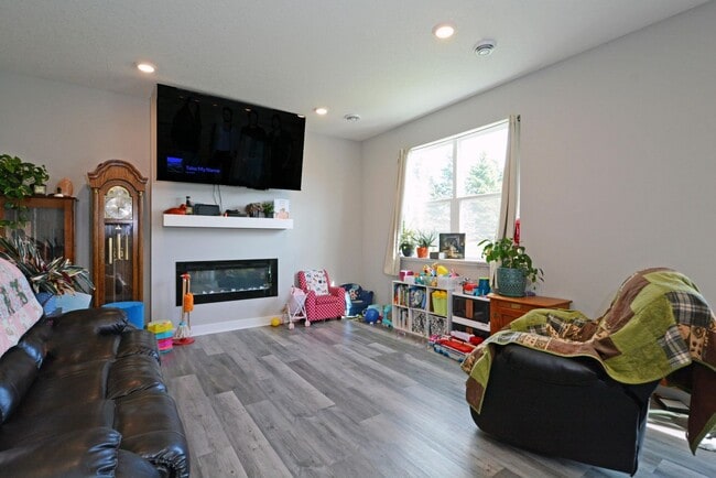 Photo - Beautiful 4-Bedroom Home with Modern Finishes & 2 Car Garage!