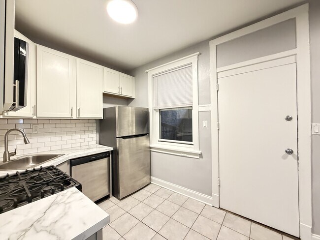 6259 N Lakewood Ave Unit 2