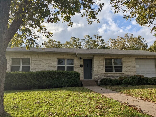 Photo - 3 Bed, 1 Bath with Hardwood Floors and Large Fenced Backyard