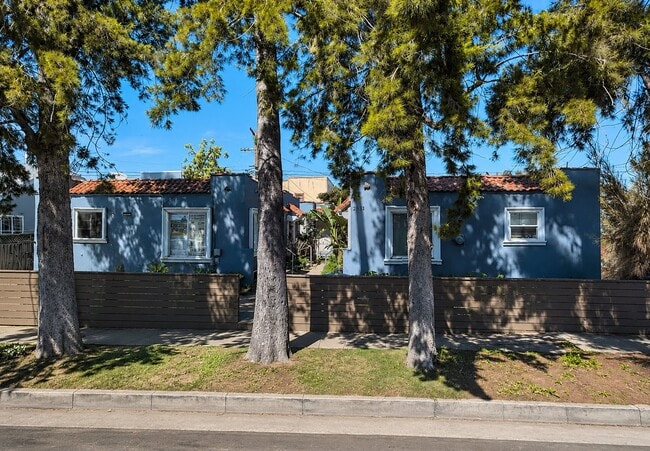Building Photo - 2533 1/2 Hillcrest Dr