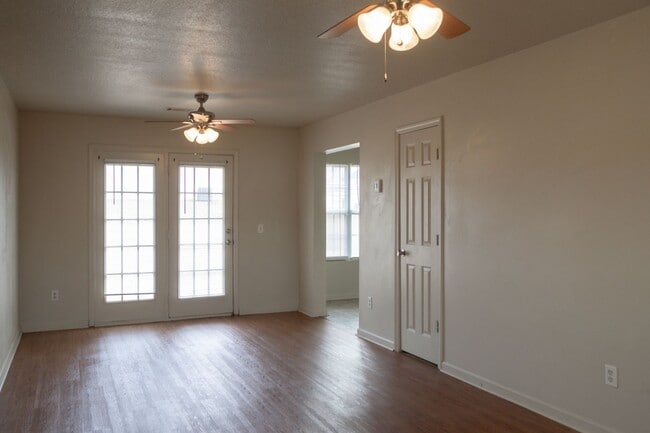 Photo - 5005 Scotch Pine Ave